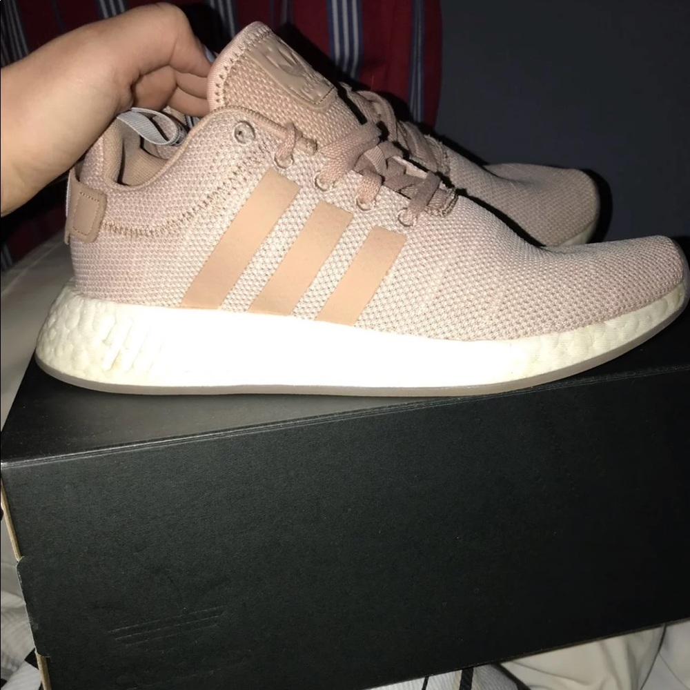 Women’s Adidas NMD R2! 👟